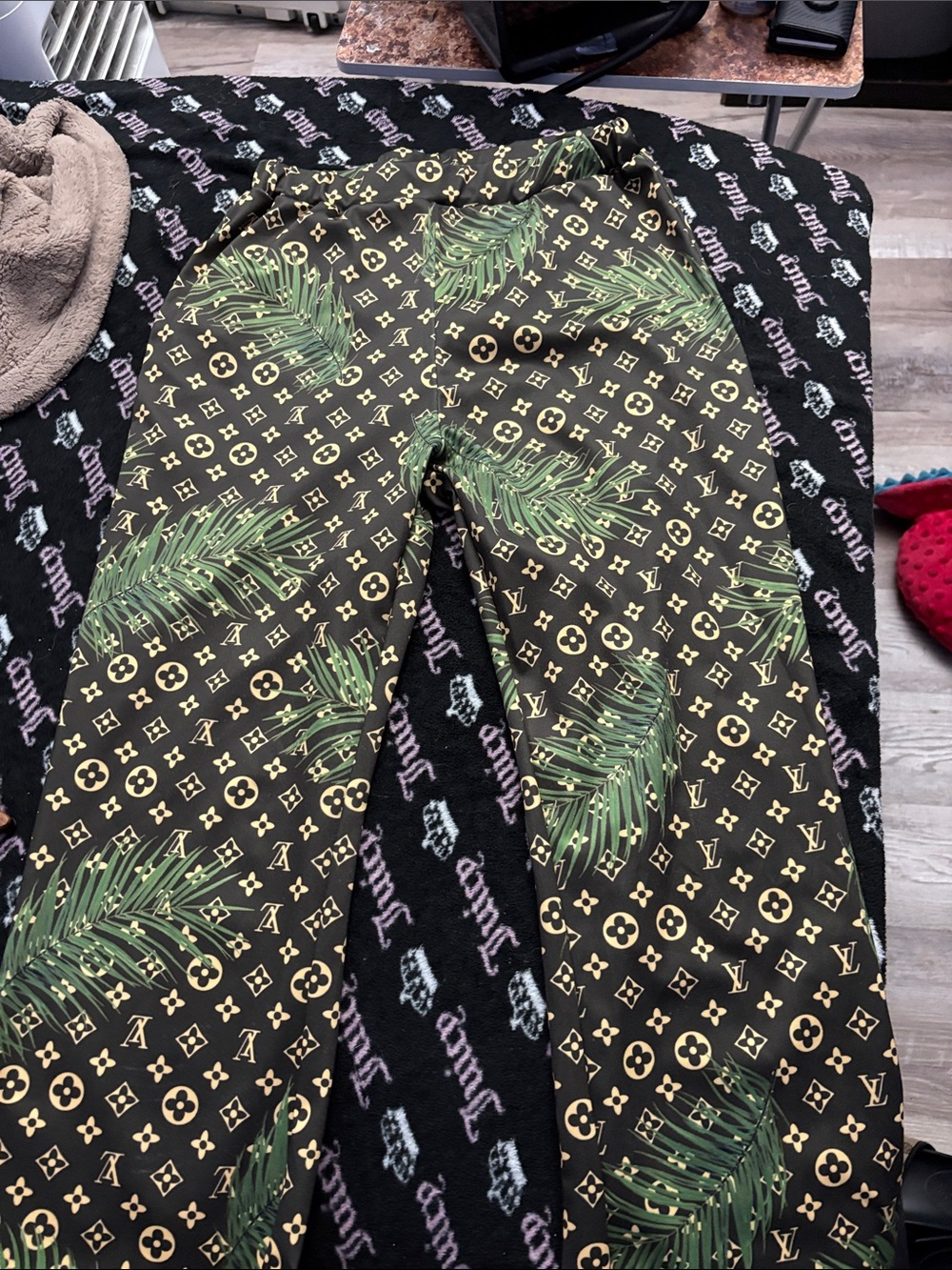 Designer-Inspired ' Green Palm Print Lounge Pants - Picture 1 of 3